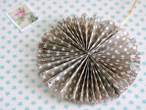 Елочные игрушки из бумаги на Новый год Елочные игрушки из бумаги на Новый год