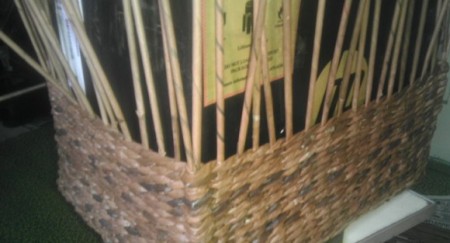 Как сделать (сплести) корзину для белья своими руками из свернутых в трубку газет Как сделать (сплести) корзину для белья своими руками из свернутых в трубку газет
