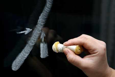 Рисунки на стеклах окон (зеркалах) своими руками с помощью зубной пасты Рисунки на стеклах окон (зеркалах) своими руками с помощью зубной пасты