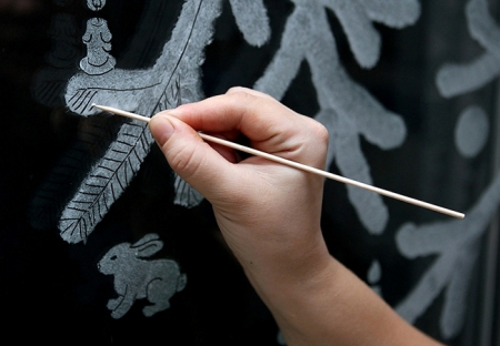 Рисунки на стеклах окон (зеркалах) своими руками с помощью зубной пасты Рисунки на стеклах окон (зеркалах) своими руками с помощью зубной пасты