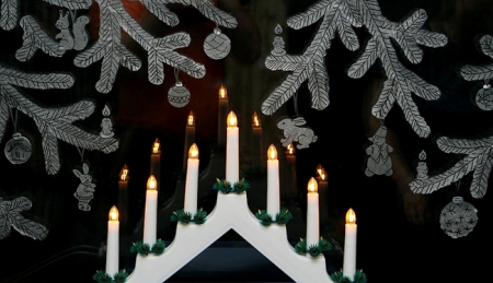 Рисунки на стеклах окон (зеркалах) своими руками с помощью зубной пасты Рисунки на стеклах окон (зеркалах) своими руками с помощью зубной пасты