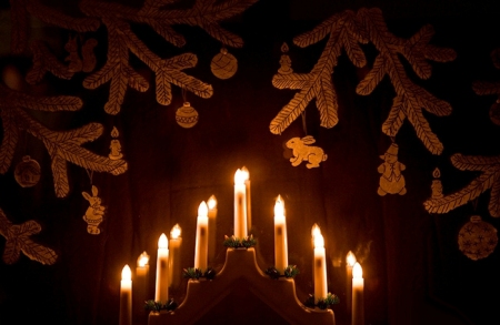 Рисунки на стеклах окон (зеркалах) своими руками с помощью зубной пасты Рисунки на стеклах окон (зеркалах) своими руками с помощью зубной пасты