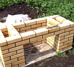 Мангал из кирпича своими руками  (пример монтажа с фото и порядовкой)