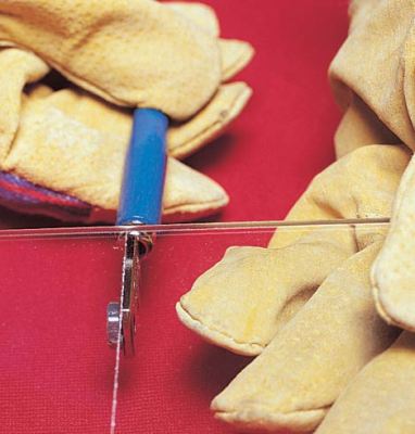 Как резать стекло стеклорезом Как резать стекло стеклорезом