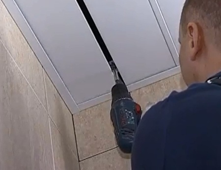 Реечный потолок в ванной (подвесной потолок) своими руками Реечный потолок в ванной (подвесной потолок) своими руками