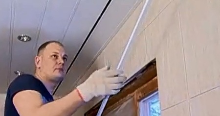 Реечный потолок в ванной (подвесной потолок) своими руками Реечный потолок в ванной (подвесной потолок) своими руками