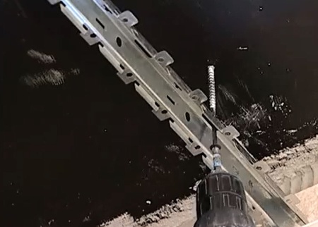 Реечный потолок в ванной (подвесной потолок) своими руками Реечный потолок в ванной (подвесной потолок) своими руками