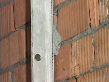 Проверяем вертикальность с помощью уровня Проверяем вертикальность с помощью уровня