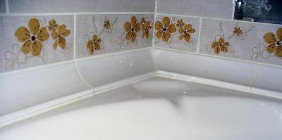 Как заделать щель между ванной и стеной Как заделать щель между ванной и стеной