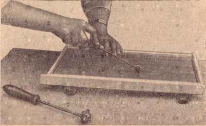 проволоки при этом вжимаются в растопленный воск и впаиваются в вощину. проволоки при этом вжимаются в растопленный воск и впаиваются в вощину.