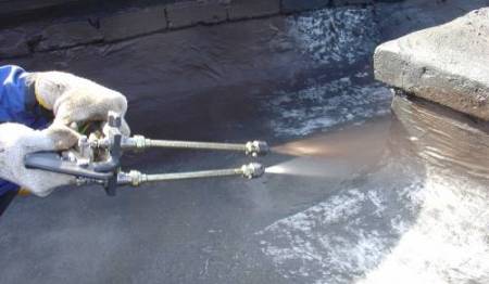 Следующим вариантом гидроизоляции ленточного фундамента является напыляемая гидроизоляция Следующим вариантом гидроизоляции ленточного фундамента является напыляемая гидроизоляция